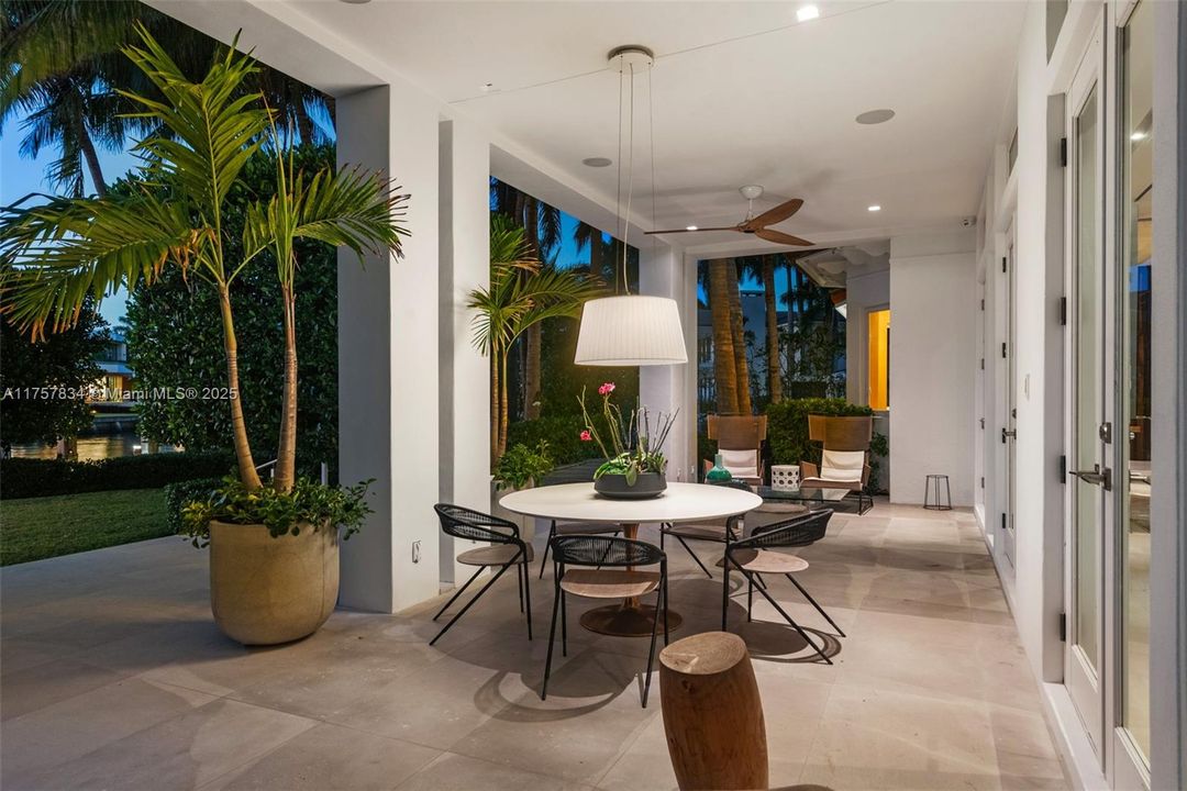 最近售出: $18,475,000 (6 贝兹, 5 浴室, 7755 平方英尺)