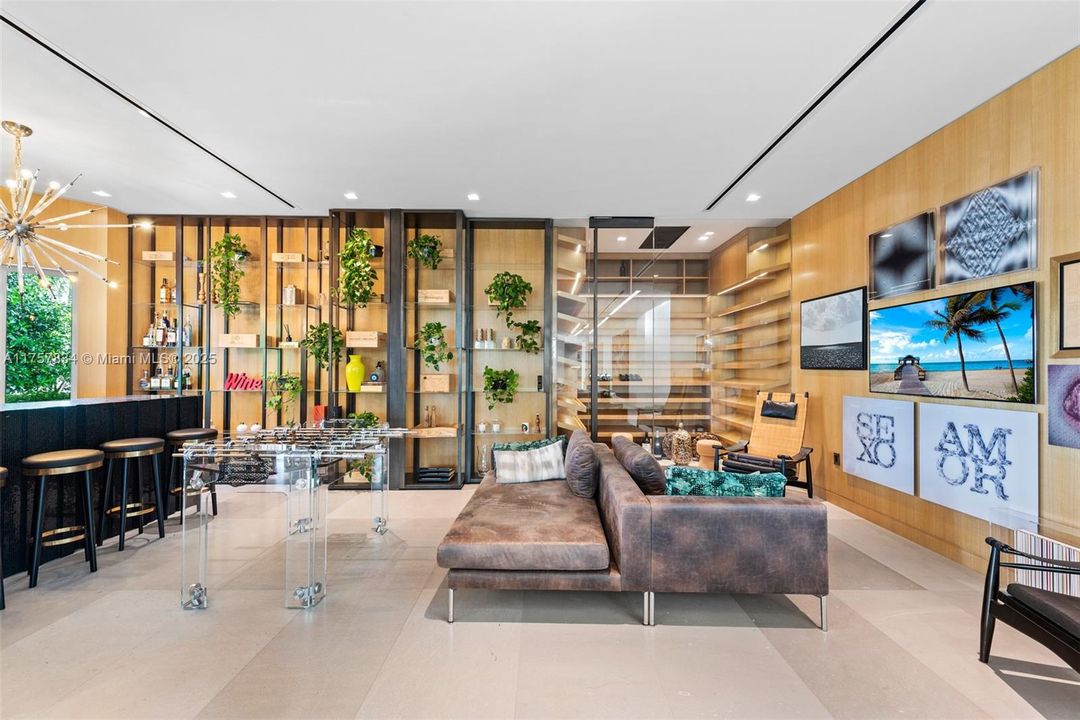 最近售出: $18,475,000 (6 贝兹, 5 浴室, 7755 平方英尺)