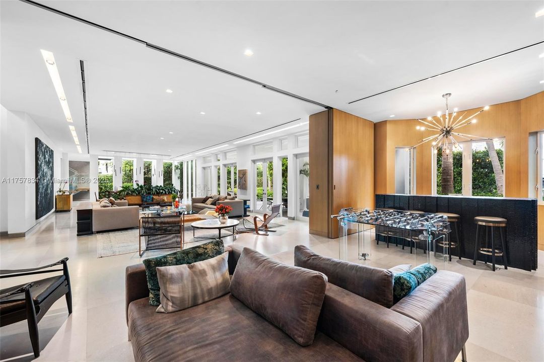 最近售出: $18,475,000 (6 贝兹, 5 浴室, 7755 平方英尺)