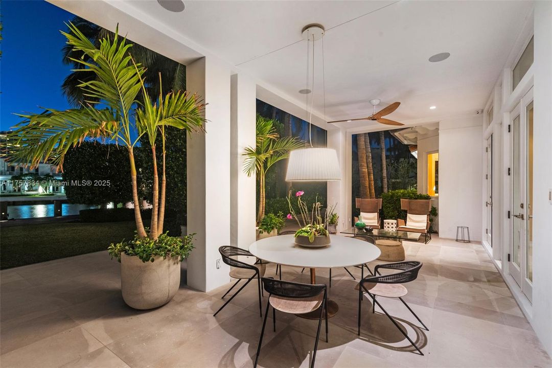 最近售出: $18,475,000 (6 贝兹, 5 浴室, 7755 平方英尺)