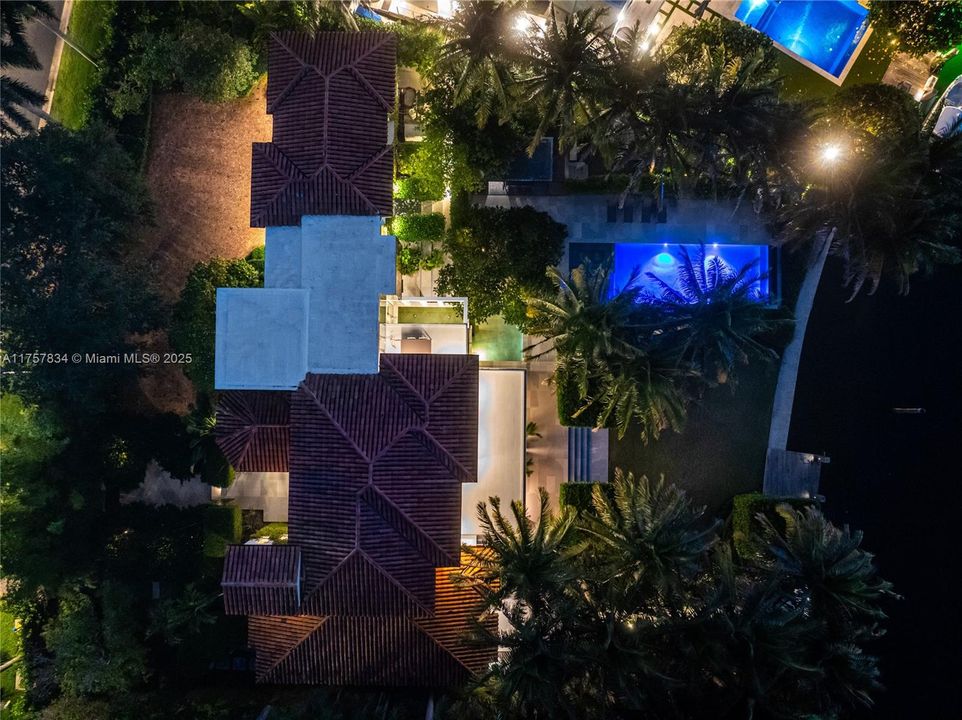 最近售出: $18,475,000 (6 贝兹, 5 浴室, 7755 平方英尺)