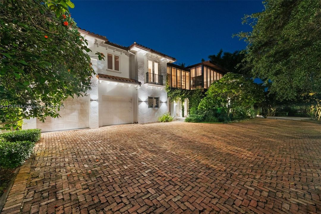 最近售出: $18,475,000 (6 贝兹, 5 浴室, 7755 平方英尺)