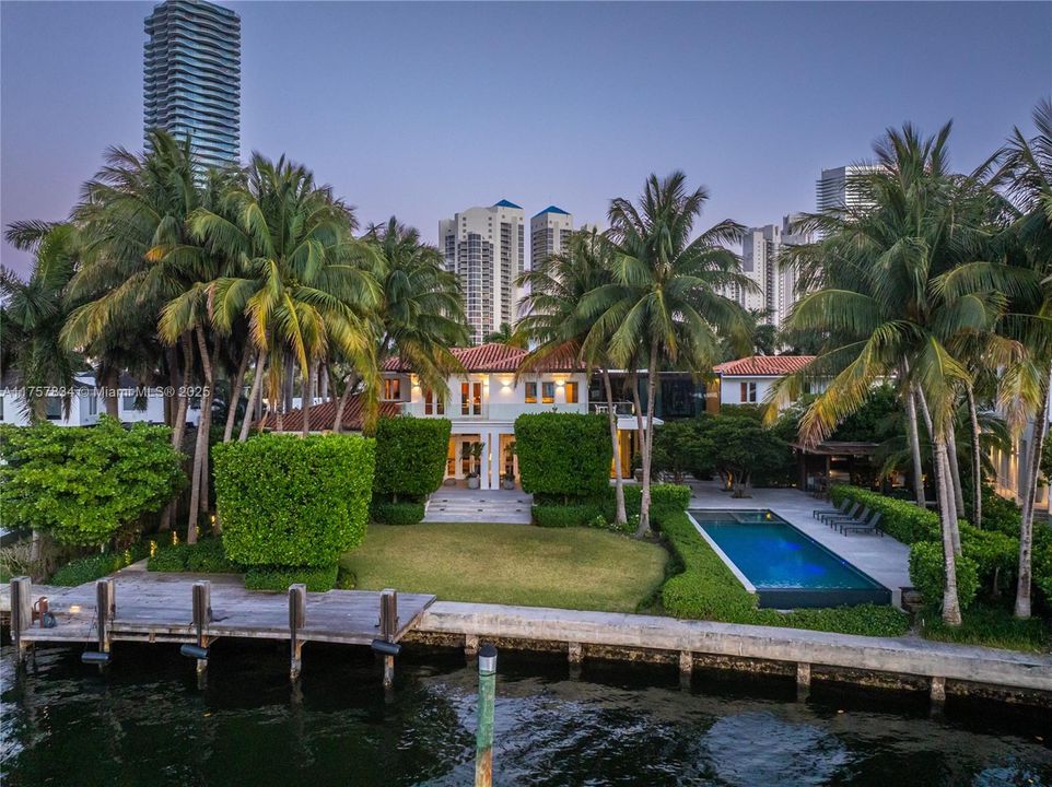 最近售出: $18,475,000 (6 贝兹, 5 浴室, 7755 平方英尺)