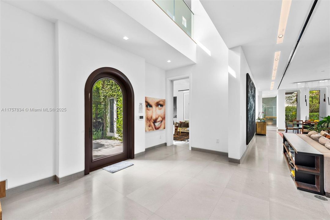 最近售出: $18,475,000 (6 贝兹, 5 浴室, 7755 平方英尺)