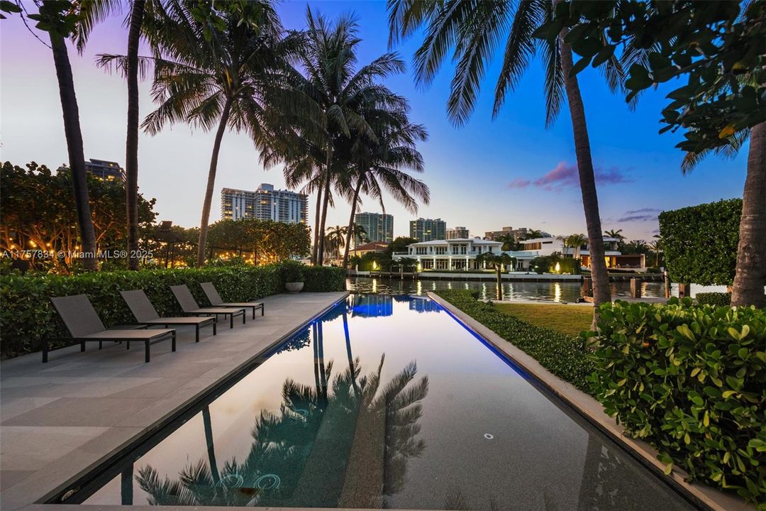 最近售出: $18,475,000 (6 贝兹, 5 浴室, 7755 平方英尺)