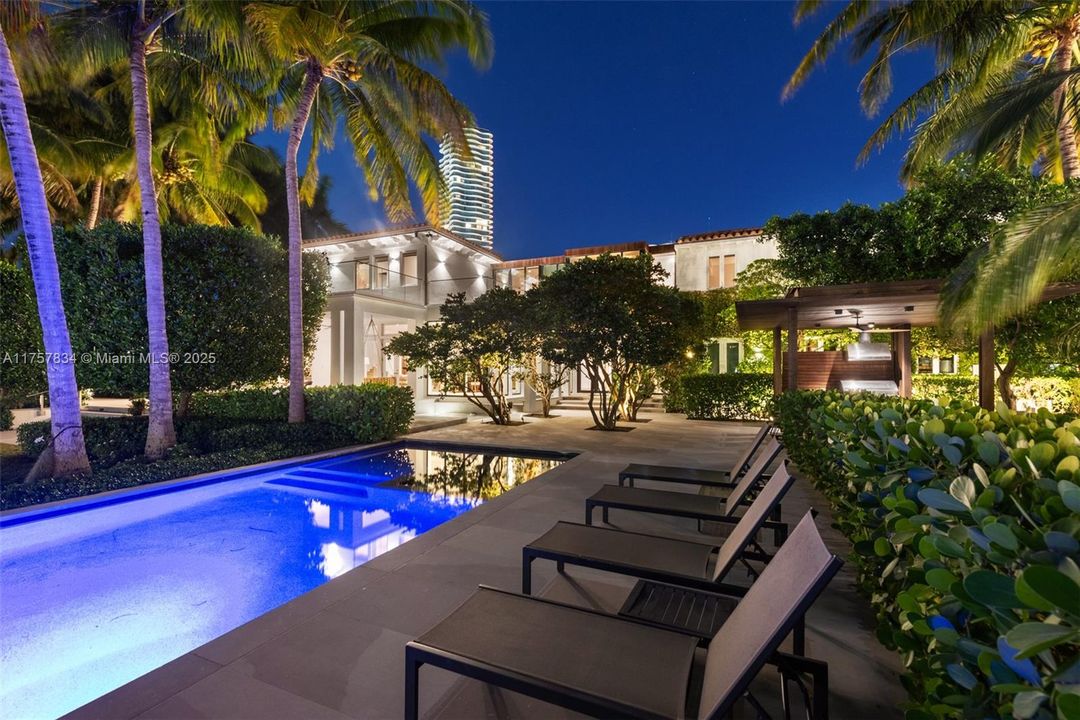 最近售出: $18,475,000 (6 贝兹, 5 浴室, 7755 平方英尺)