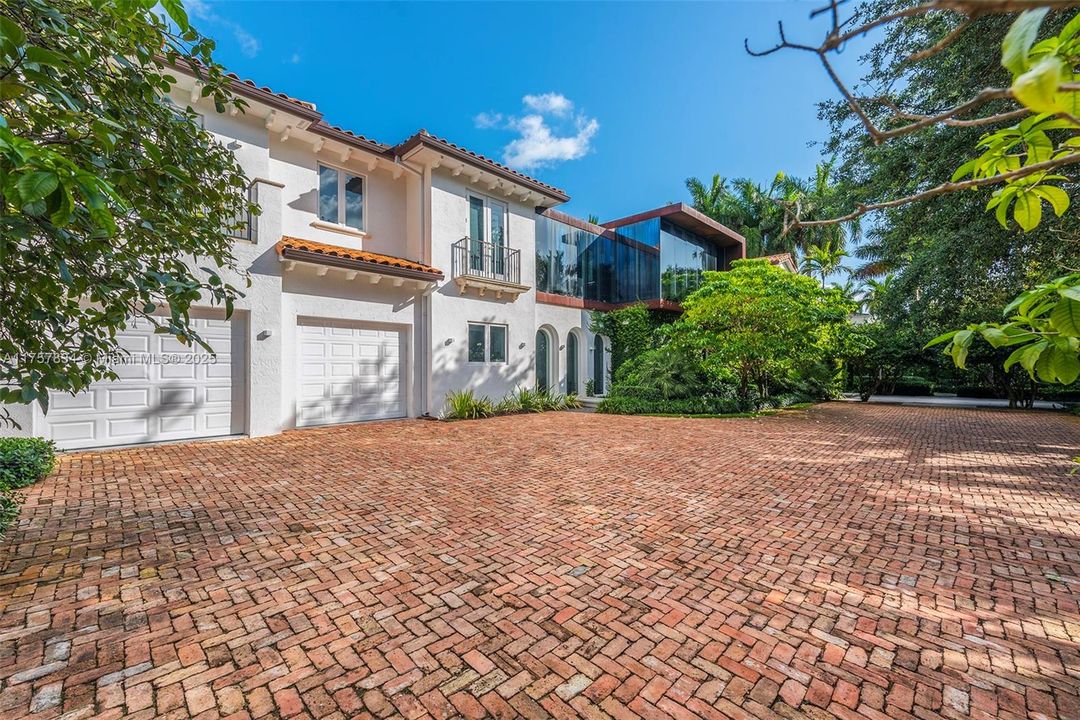 最近售出: $18,475,000 (6 贝兹, 5 浴室, 7755 平方英尺)