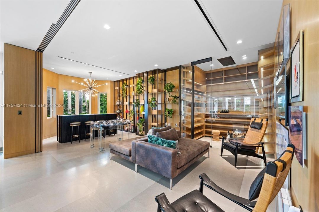 最近售出: $18,475,000 (6 贝兹, 5 浴室, 7755 平方英尺)