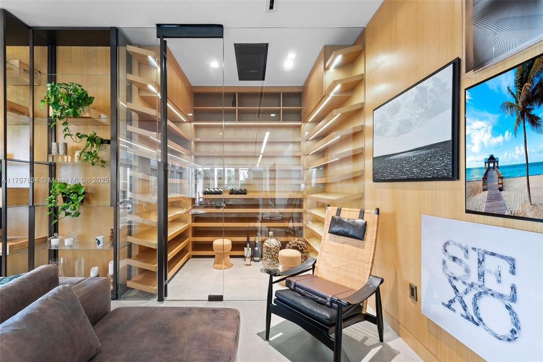 最近售出: $18,475,000 (6 贝兹, 5 浴室, 7755 平方英尺)