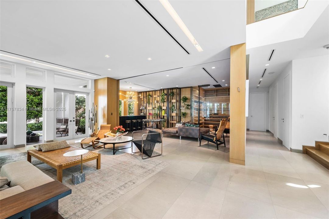 最近售出: $18,475,000 (6 贝兹, 5 浴室, 7755 平方英尺)