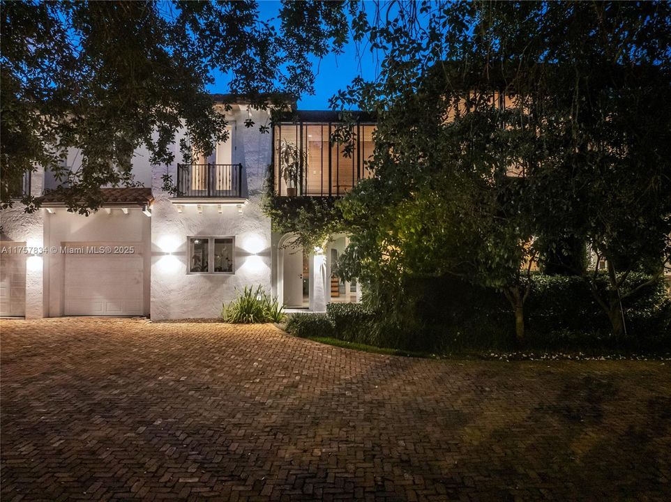 最近售出: $18,475,000 (6 贝兹, 5 浴室, 7755 平方英尺)