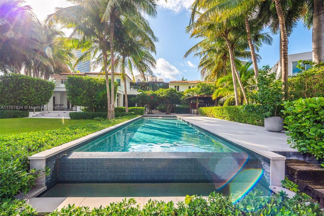 最近售出: $18,475,000 (6 贝兹, 5 浴室, 7755 平方英尺)