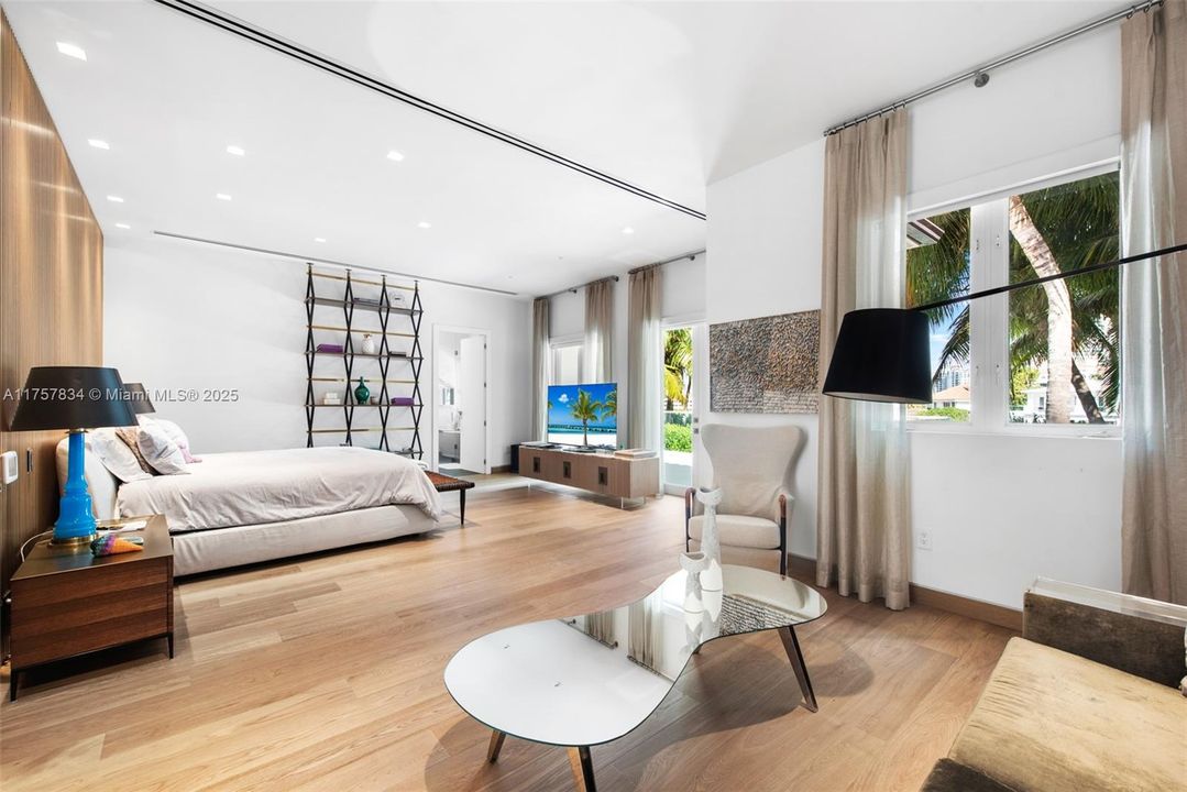 最近售出: $18,475,000 (6 贝兹, 5 浴室, 7755 平方英尺)