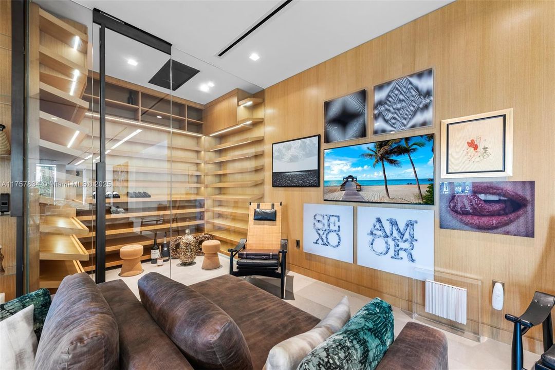 最近售出: $18,475,000 (6 贝兹, 5 浴室, 7755 平方英尺)