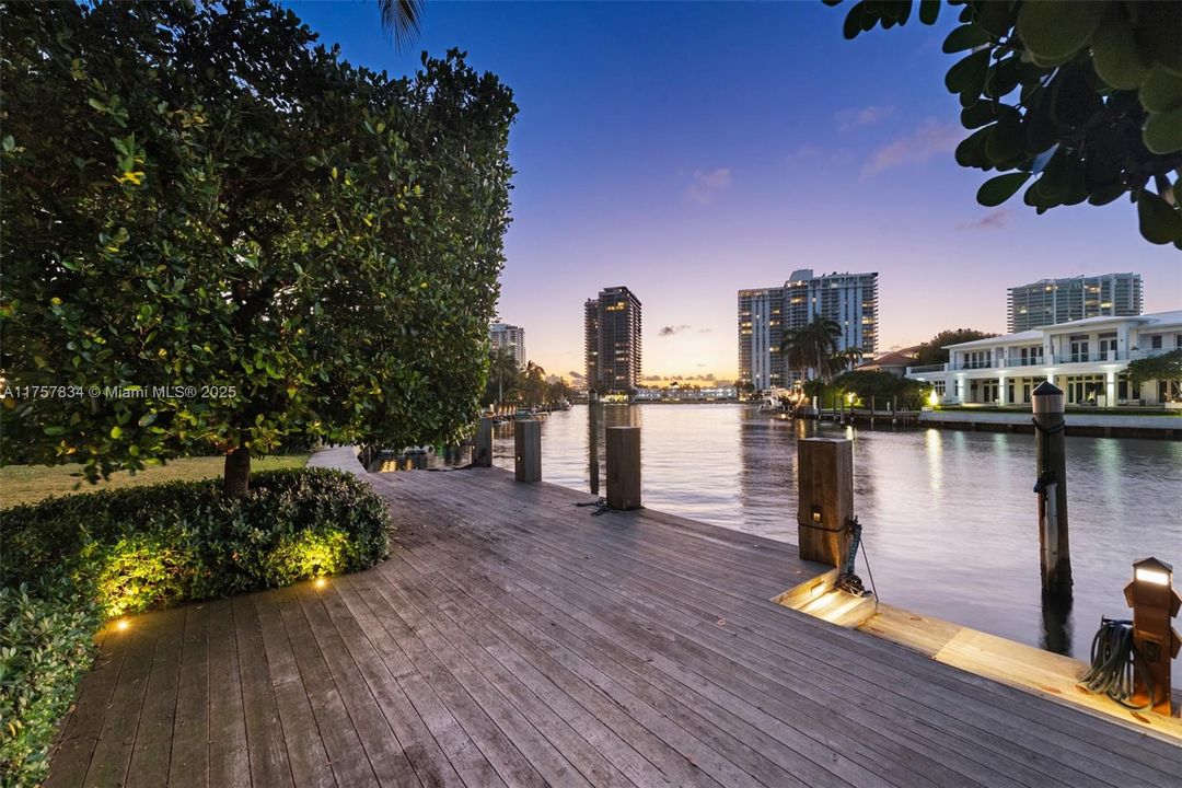 最近售出: $18,475,000 (6 贝兹, 5 浴室, 7755 平方英尺)