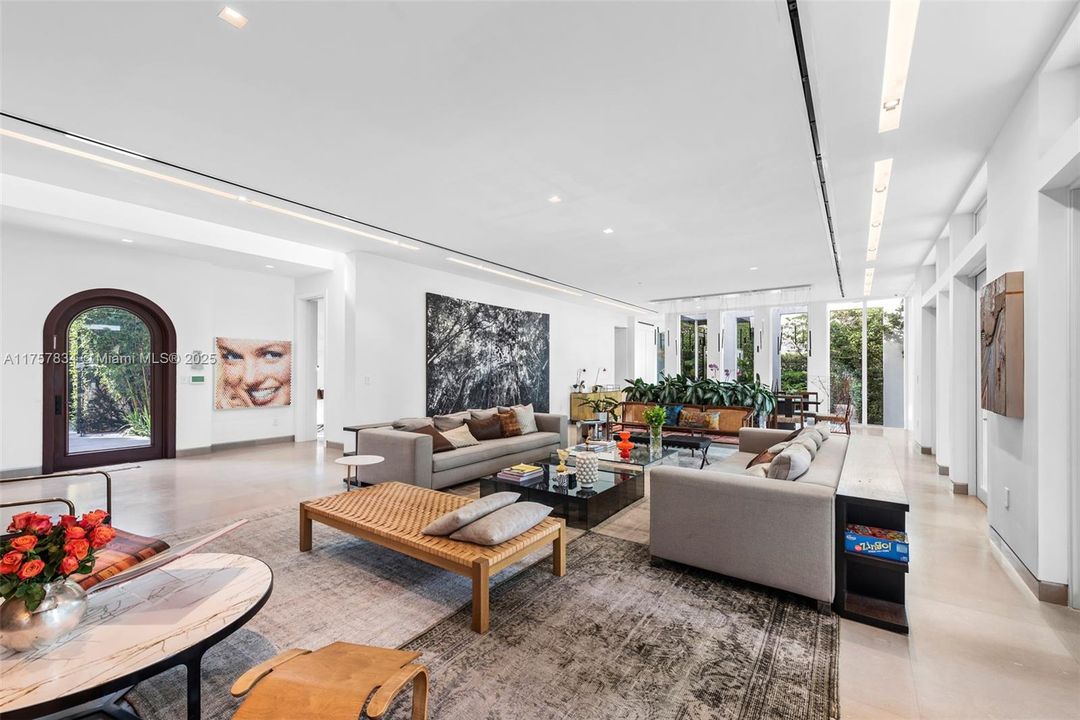 最近售出: $18,475,000 (6 贝兹, 5 浴室, 7755 平方英尺)