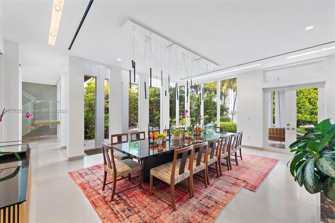 最近售出: $18,475,000 (6 贝兹, 5 浴室, 7755 平方英尺)