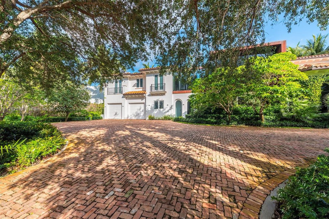 最近售出: $18,475,000 (6 贝兹, 5 浴室, 7755 平方英尺)