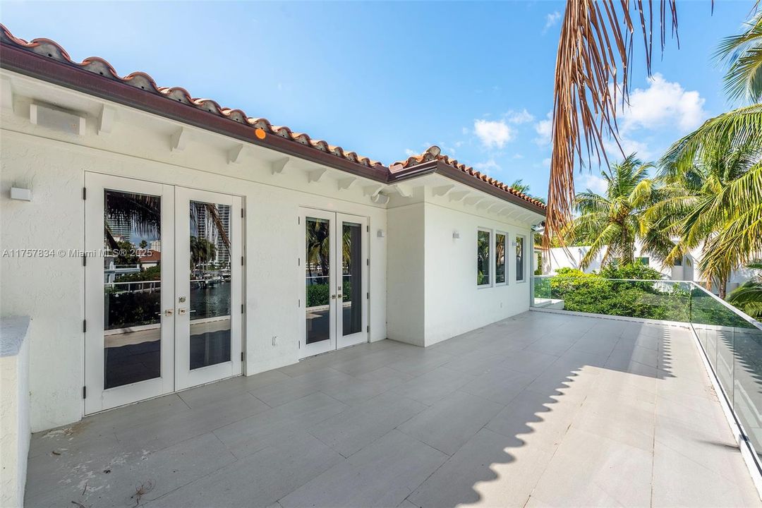 最近售出: $18,475,000 (6 贝兹, 5 浴室, 7755 平方英尺)