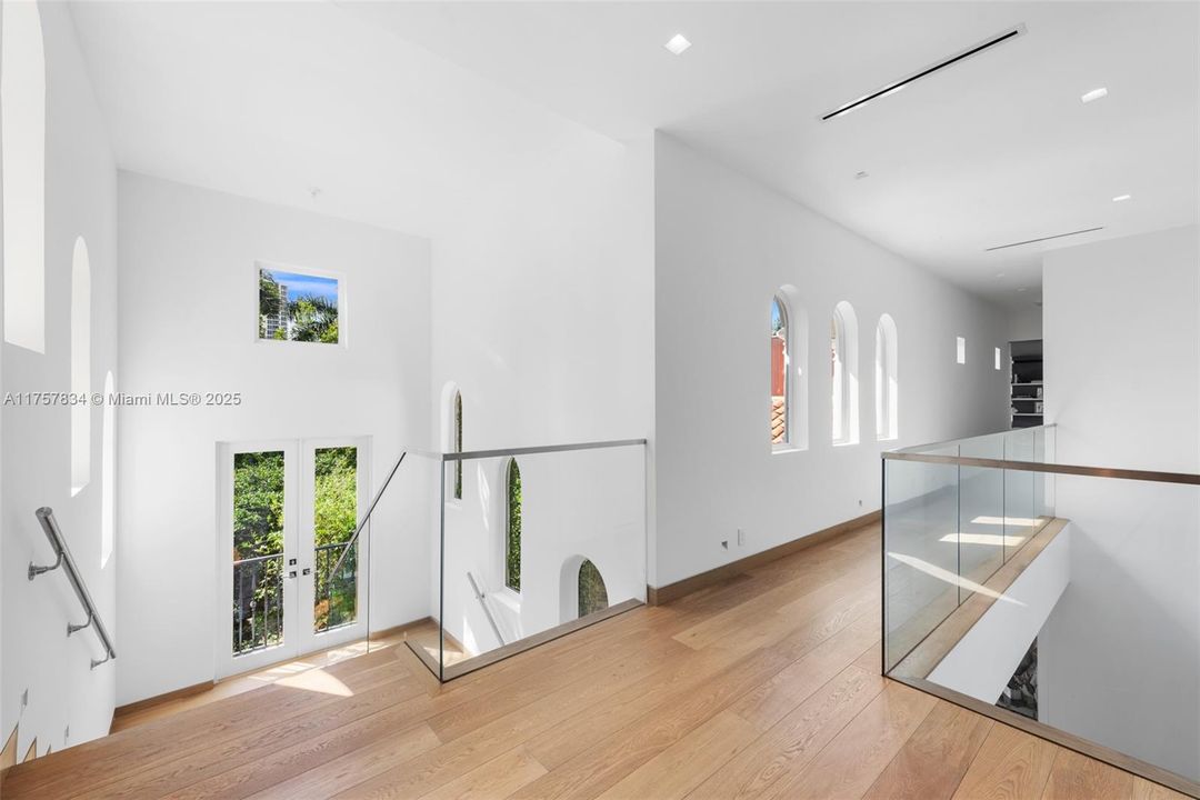 最近售出: $18,475,000 (6 贝兹, 5 浴室, 7755 平方英尺)