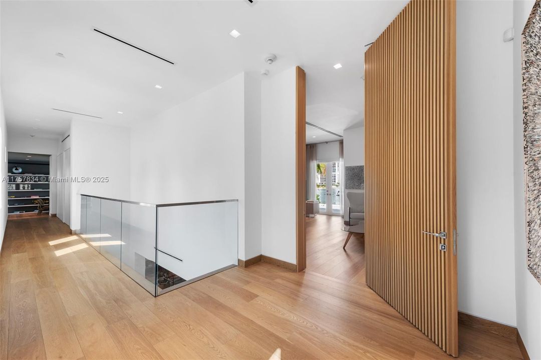 最近售出: $18,475,000 (6 贝兹, 5 浴室, 7755 平方英尺)