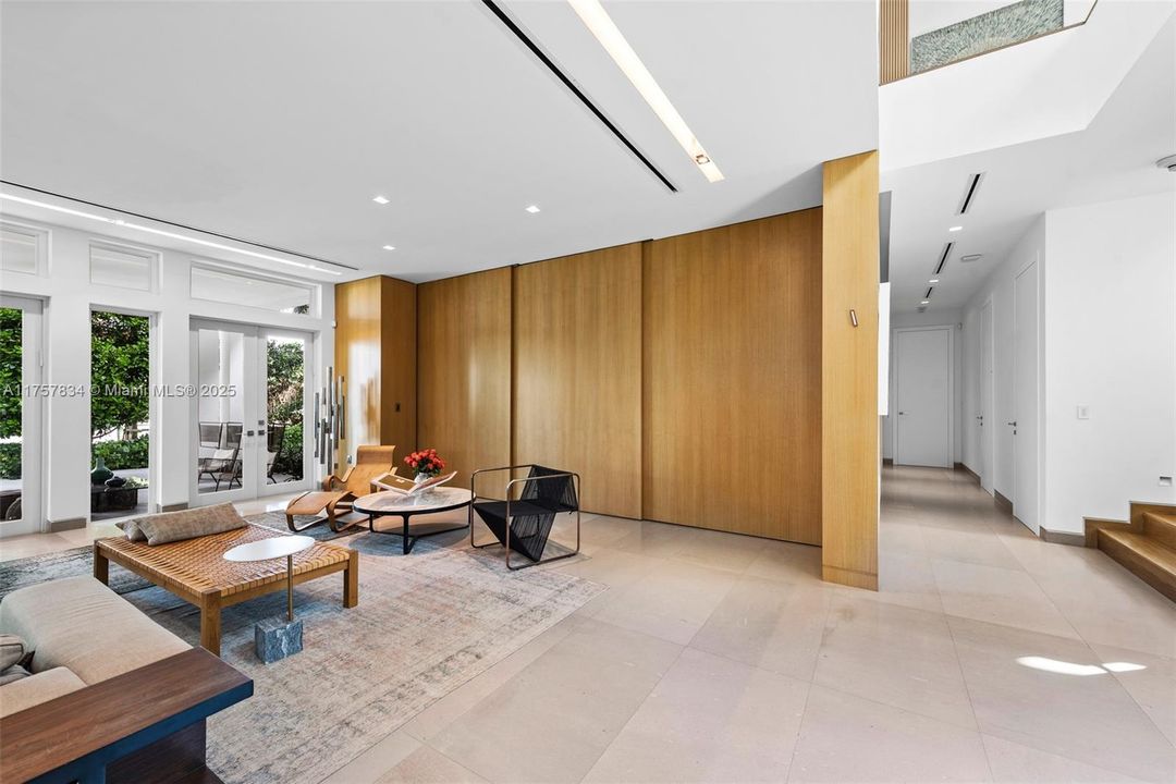 最近售出: $18,475,000 (6 贝兹, 5 浴室, 7755 平方英尺)