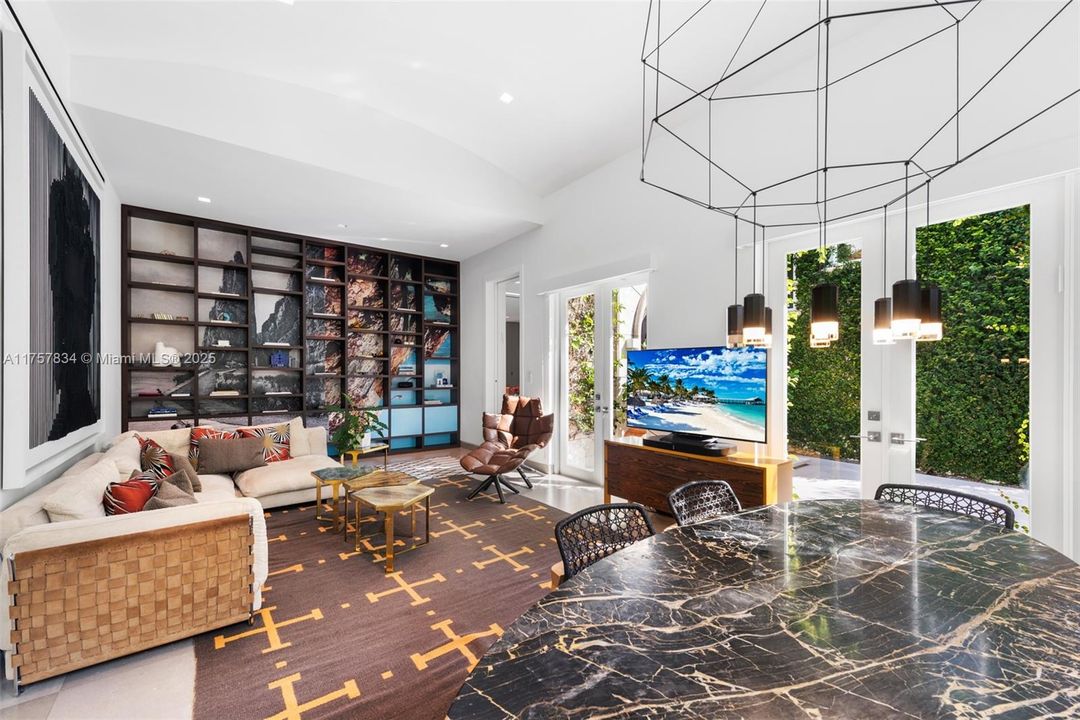 最近售出: $18,475,000 (6 贝兹, 5 浴室, 7755 平方英尺)