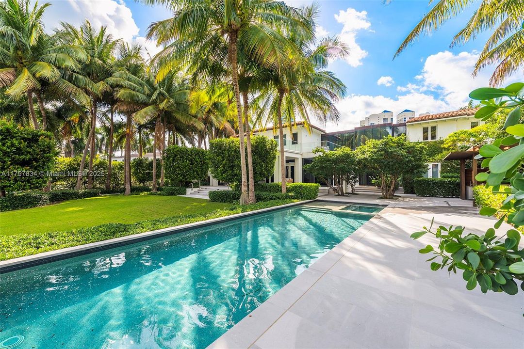 最近售出: $18,475,000 (6 贝兹, 5 浴室, 7755 平方英尺)