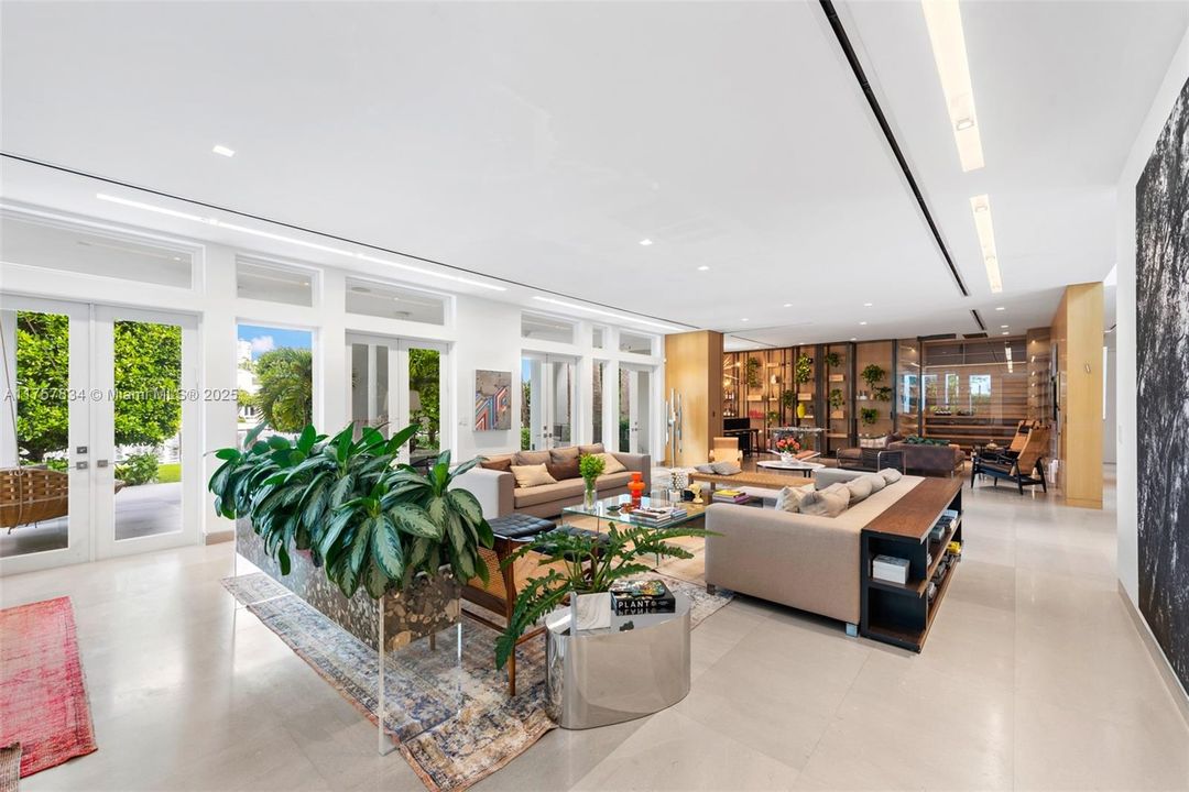 最近售出: $18,475,000 (6 贝兹, 5 浴室, 7755 平方英尺)