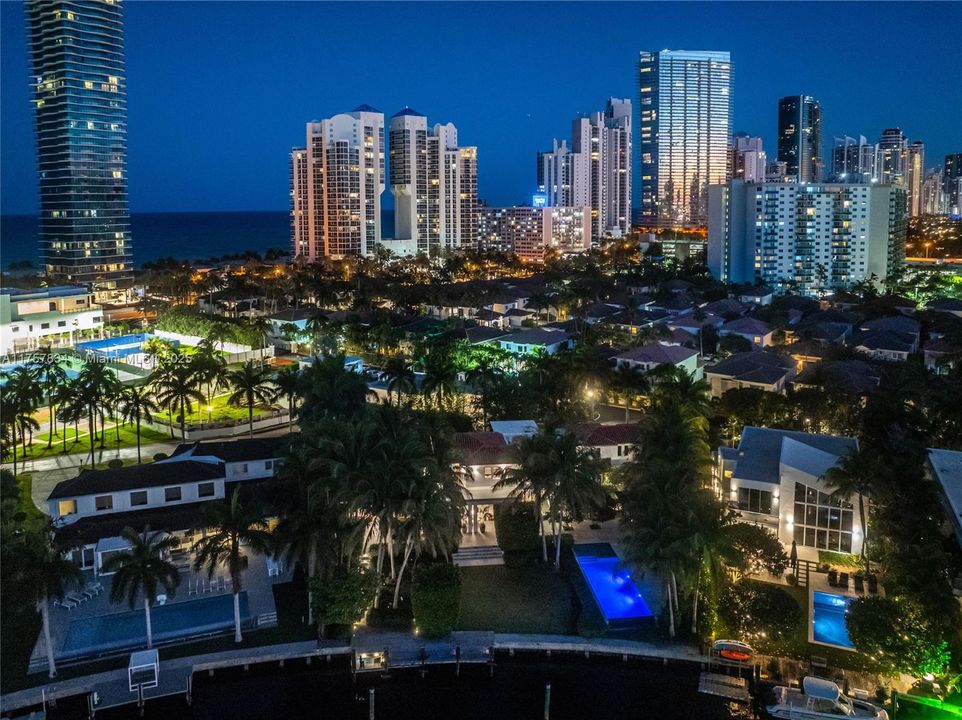 最近售出: $18,475,000 (6 贝兹, 5 浴室, 7755 平方英尺)