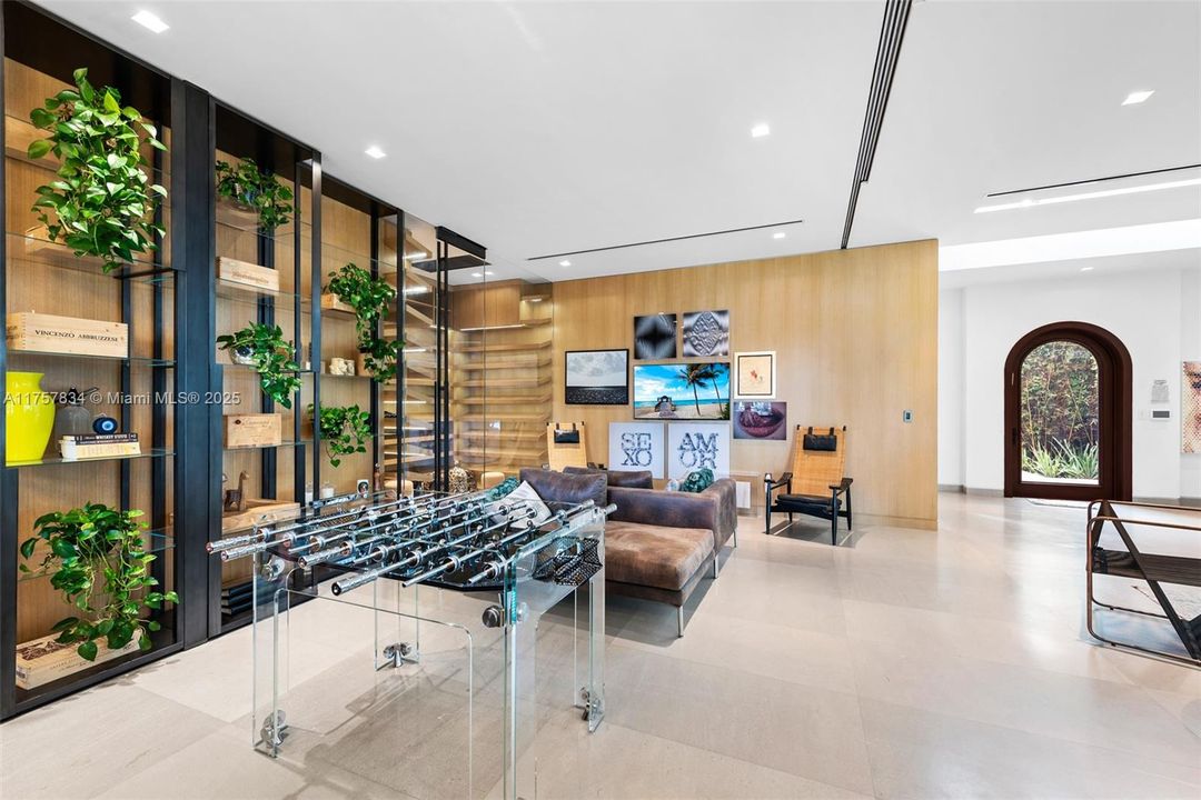 最近售出: $18,475,000 (6 贝兹, 5 浴室, 7755 平方英尺)