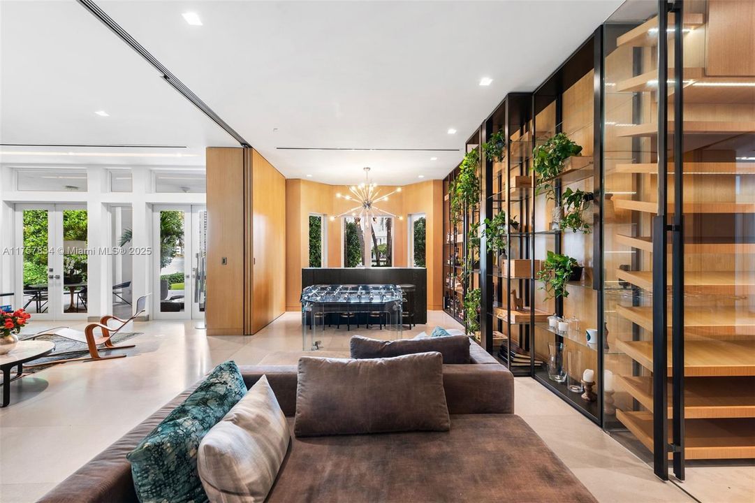 最近售出: $18,475,000 (6 贝兹, 5 浴室, 7755 平方英尺)