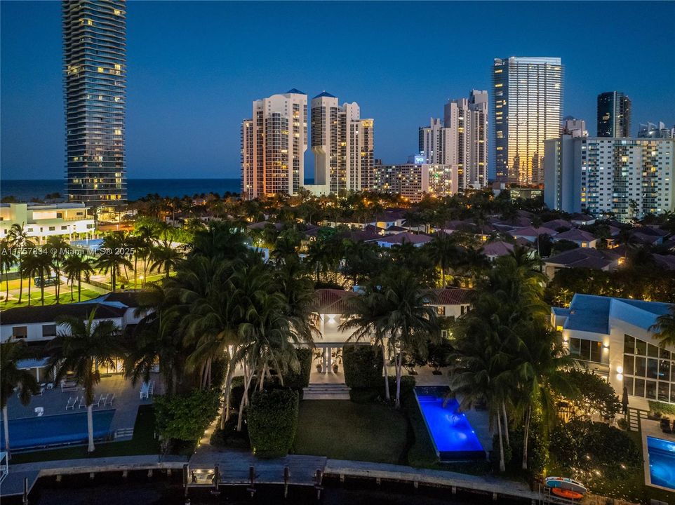 最近售出: $18,475,000 (6 贝兹, 5 浴室, 7755 平方英尺)