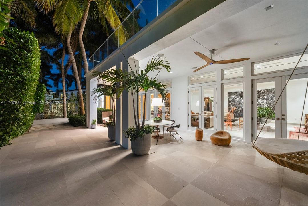 最近售出: $18,475,000 (6 贝兹, 5 浴室, 7755 平方英尺)