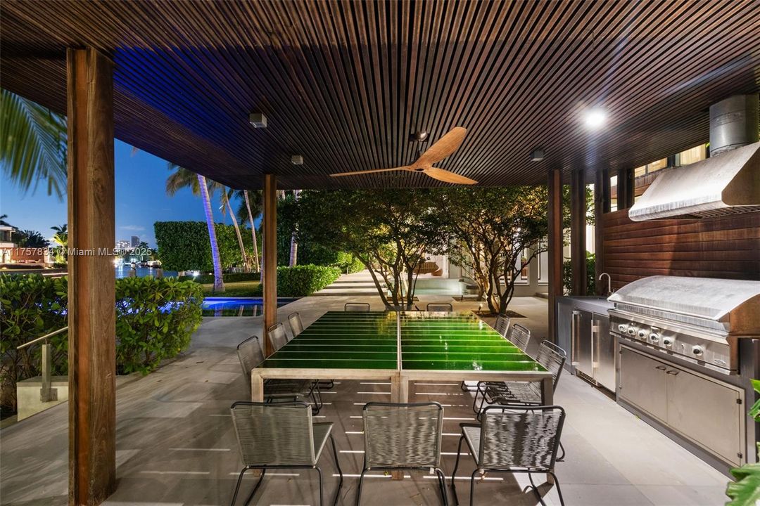 最近售出: $18,475,000 (6 贝兹, 5 浴室, 7755 平方英尺)