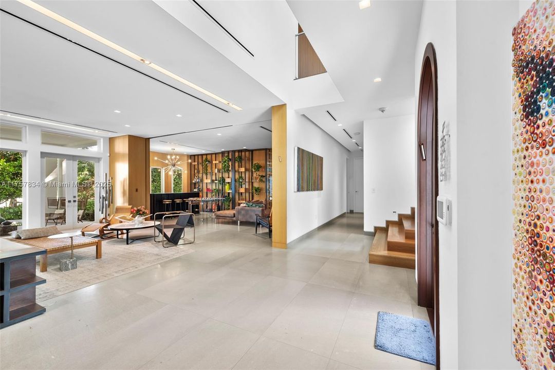 最近售出: $18,475,000 (6 贝兹, 5 浴室, 7755 平方英尺)