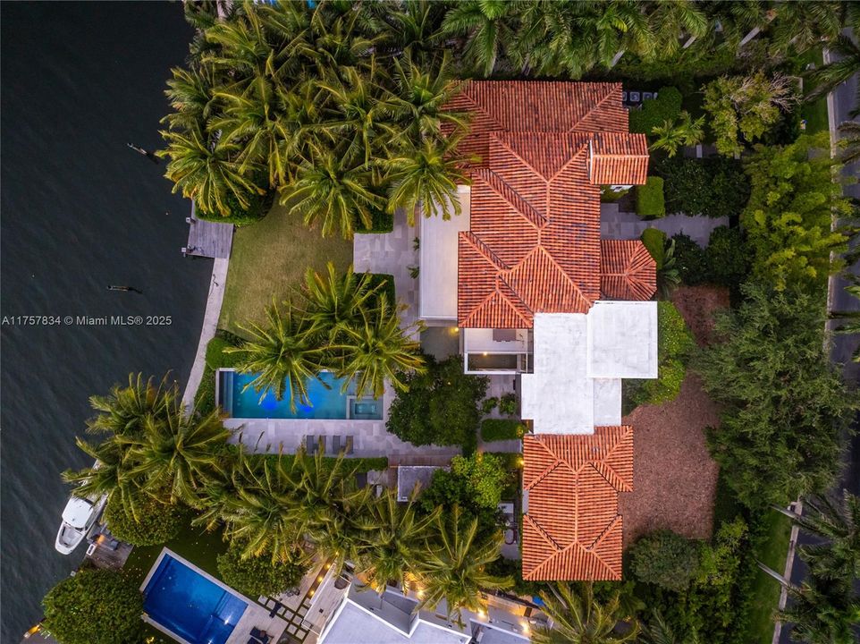 最近售出: $18,475,000 (6 贝兹, 5 浴室, 7755 平方英尺)