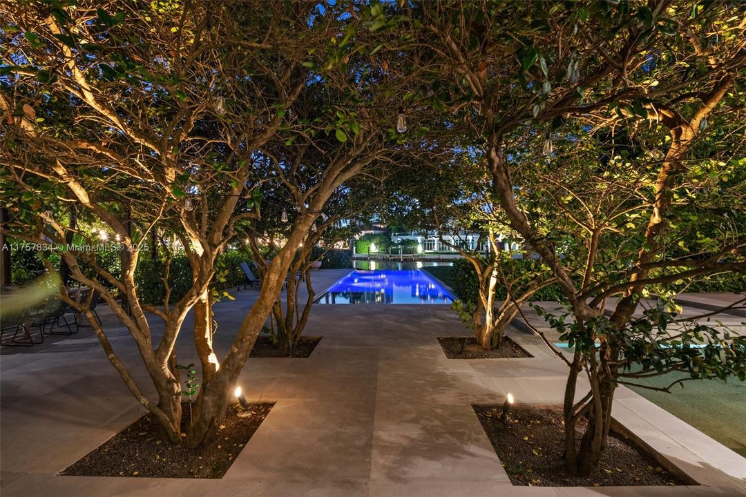 最近售出: $18,475,000 (6 贝兹, 5 浴室, 7755 平方英尺)