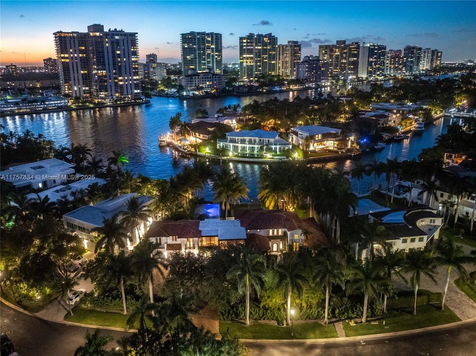 最近售出: $18,475,000 (6 贝兹, 5 浴室, 7755 平方英尺)