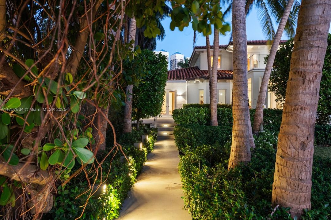 最近售出: $18,475,000 (6 贝兹, 5 浴室, 7755 平方英尺)