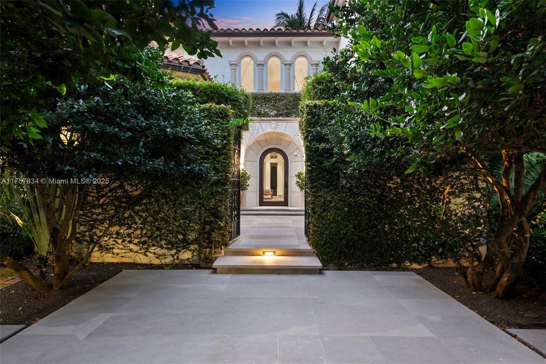 最近售出: $18,475,000 (6 贝兹, 5 浴室, 7755 平方英尺)