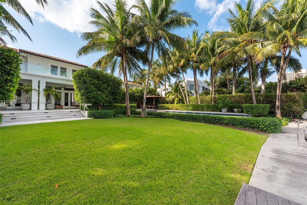 最近售出: $18,475,000 (6 贝兹, 5 浴室, 7755 平方英尺)