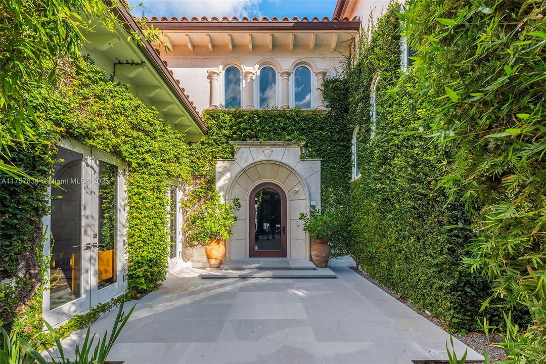 最近售出: $18,475,000 (6 贝兹, 5 浴室, 7755 平方英尺)