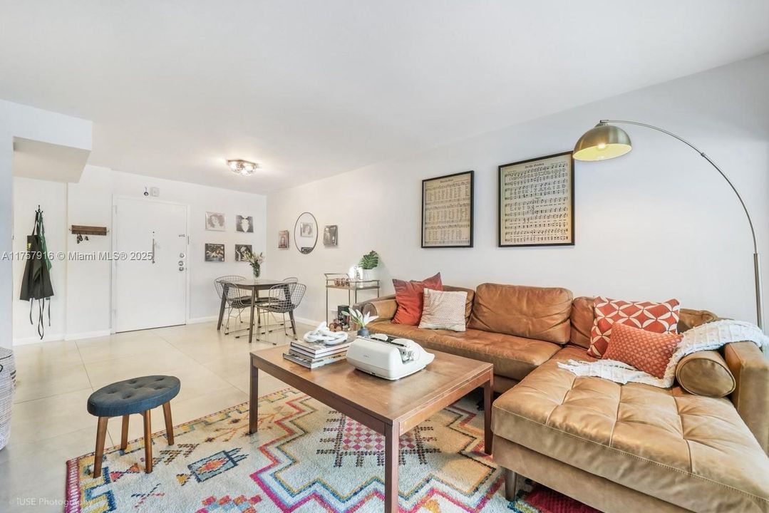 Recently Rented: $3,250 (2 beds, 2 baths, 744 Square Feet)