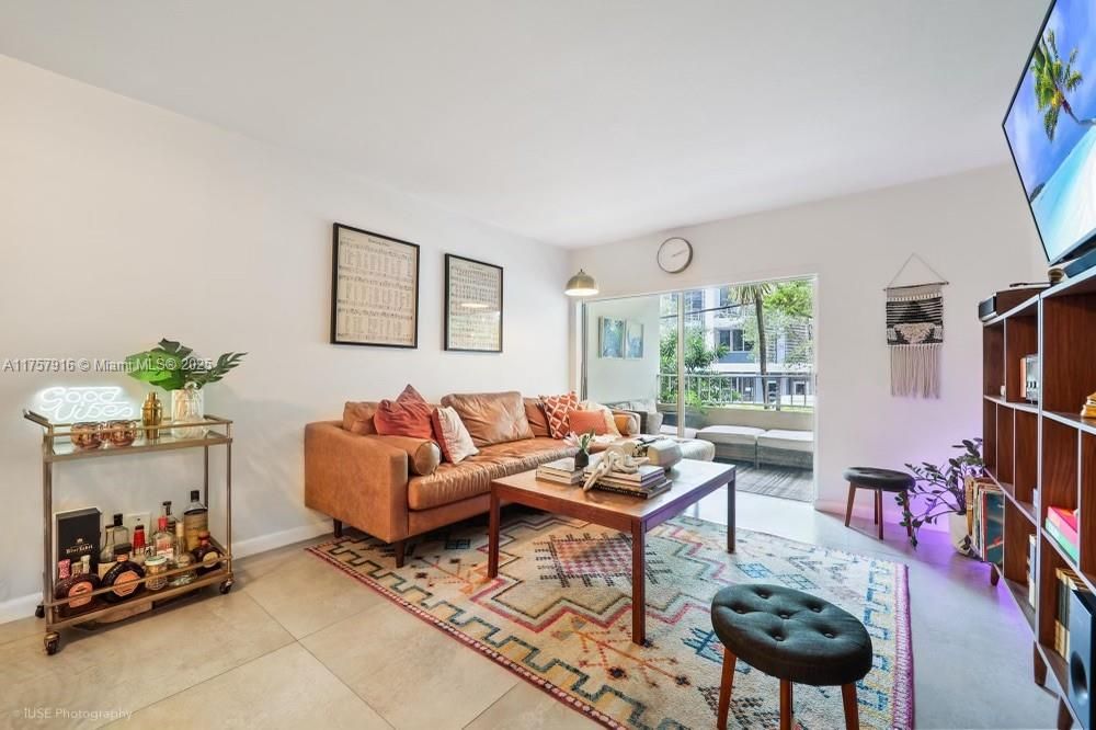 Recently Rented: $3,250 (2 beds, 2 baths, 744 Square Feet)