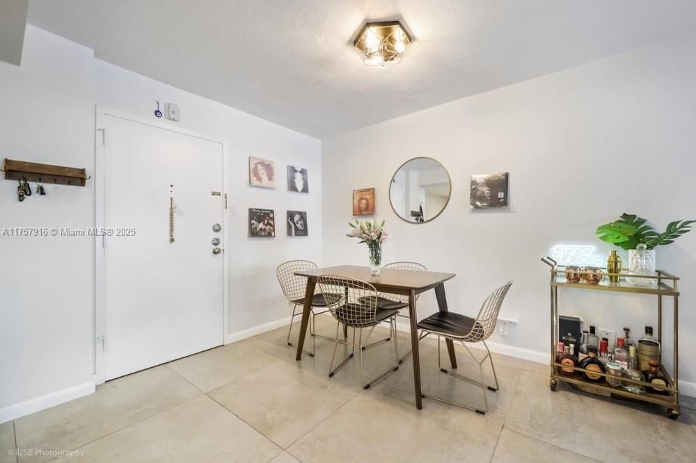 Recently Rented: $3,250 (2 beds, 2 baths, 744 Square Feet)