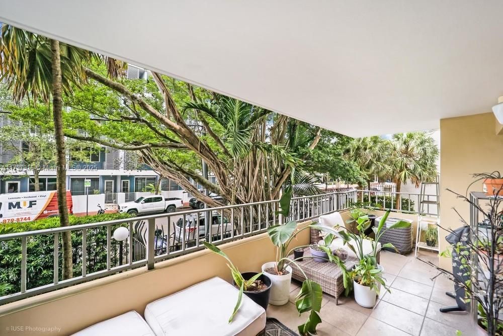 Recently Rented: $3,250 (2 beds, 2 baths, 744 Square Feet)