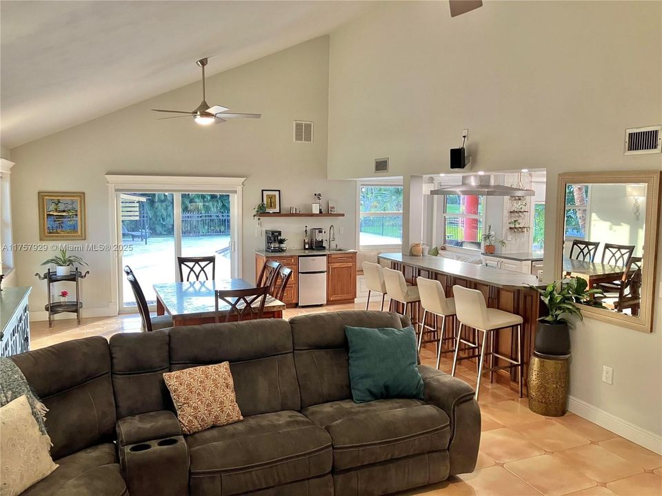 最近售出: $1,620,000 (4 贝兹, 3 浴室, 3328 平方英尺)