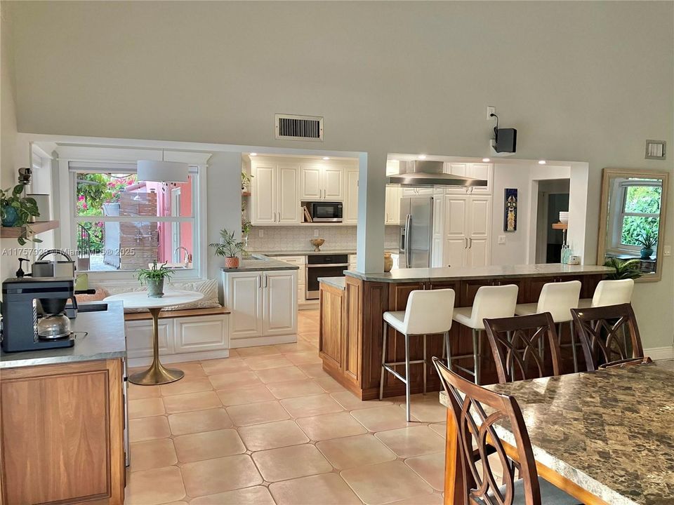 最近售出: $1,620,000 (4 贝兹, 3 浴室, 3328 平方英尺)