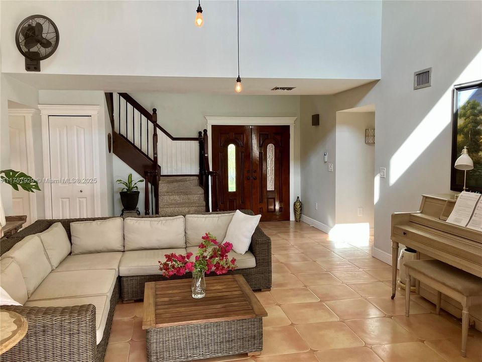 最近售出: $1,620,000 (4 贝兹, 3 浴室, 3328 平方英尺)